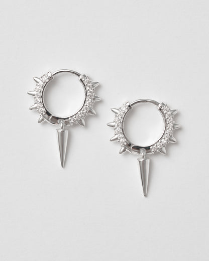 Stora silver hoops med vita zirkoner – sofistikerad glans från Studio W