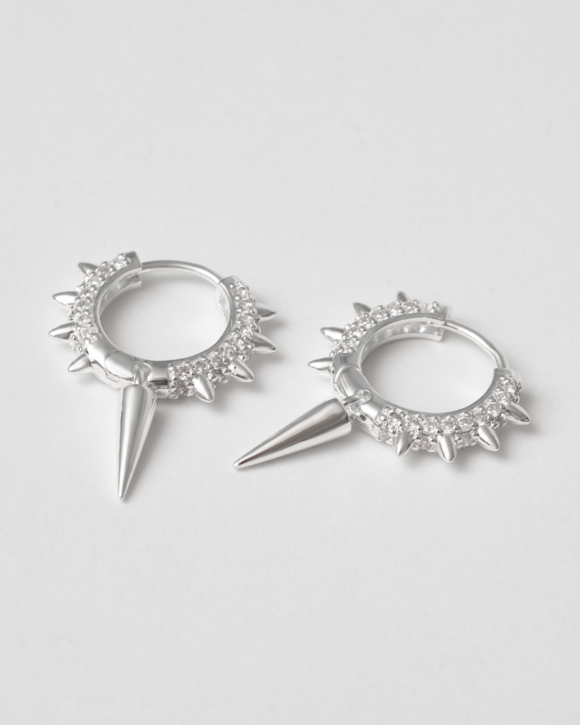 Silver hoops med vita kubiska zirkoner, elegant textur och minimalistisk design