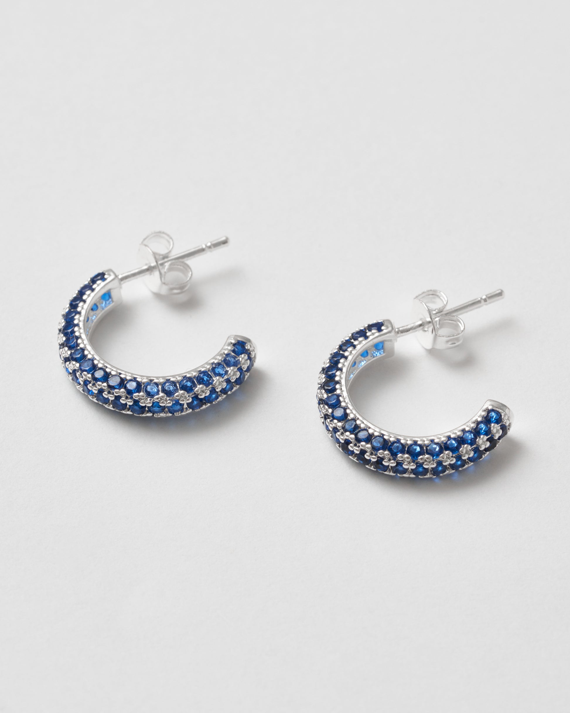 18k guldpläterade hoops med blå zirkonstenar, elegant statement från Studio W.