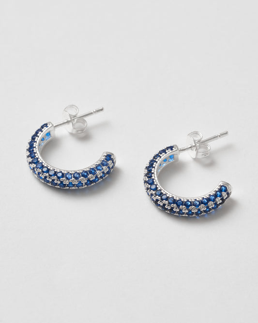 18k guldpläterade hoops med blå zirkonstenar, elegant statement från Studio W.