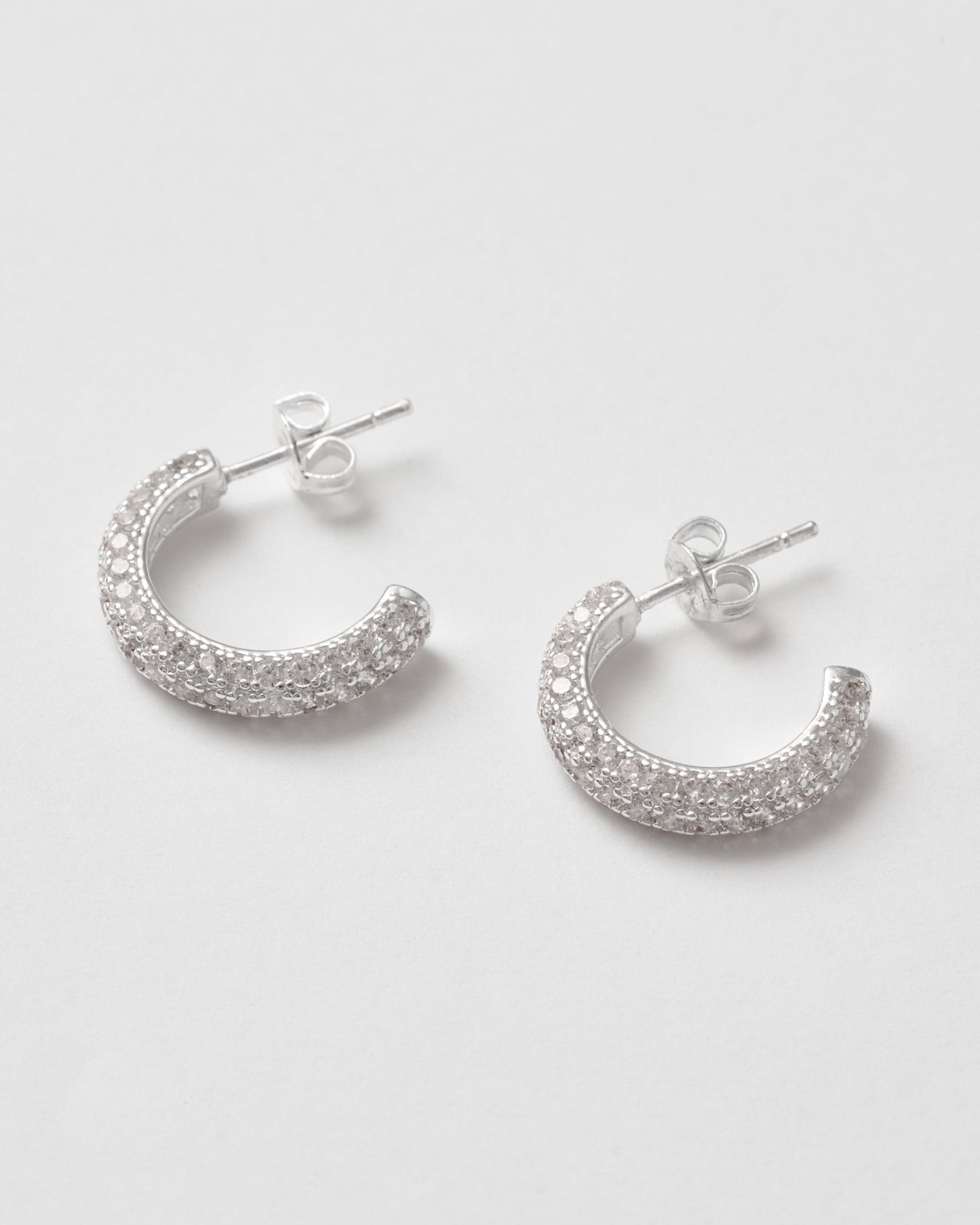 Stora silver hoop-örhängen med vita kubiska zirkoner – klassisk glans