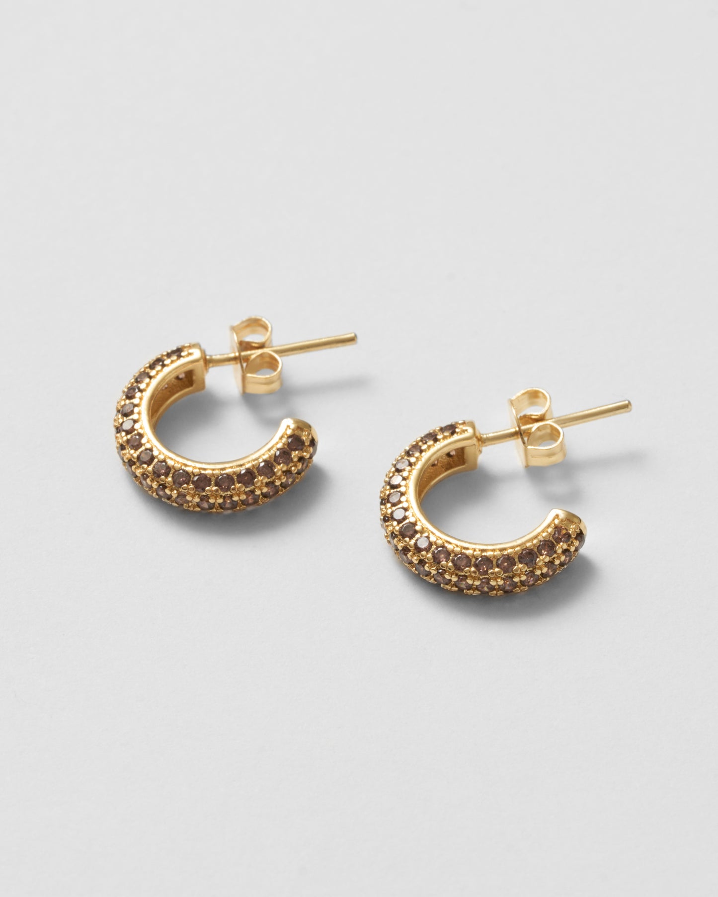Guldpläterade hoops med varma bruna zirkoner, tidlös glans från Studio W