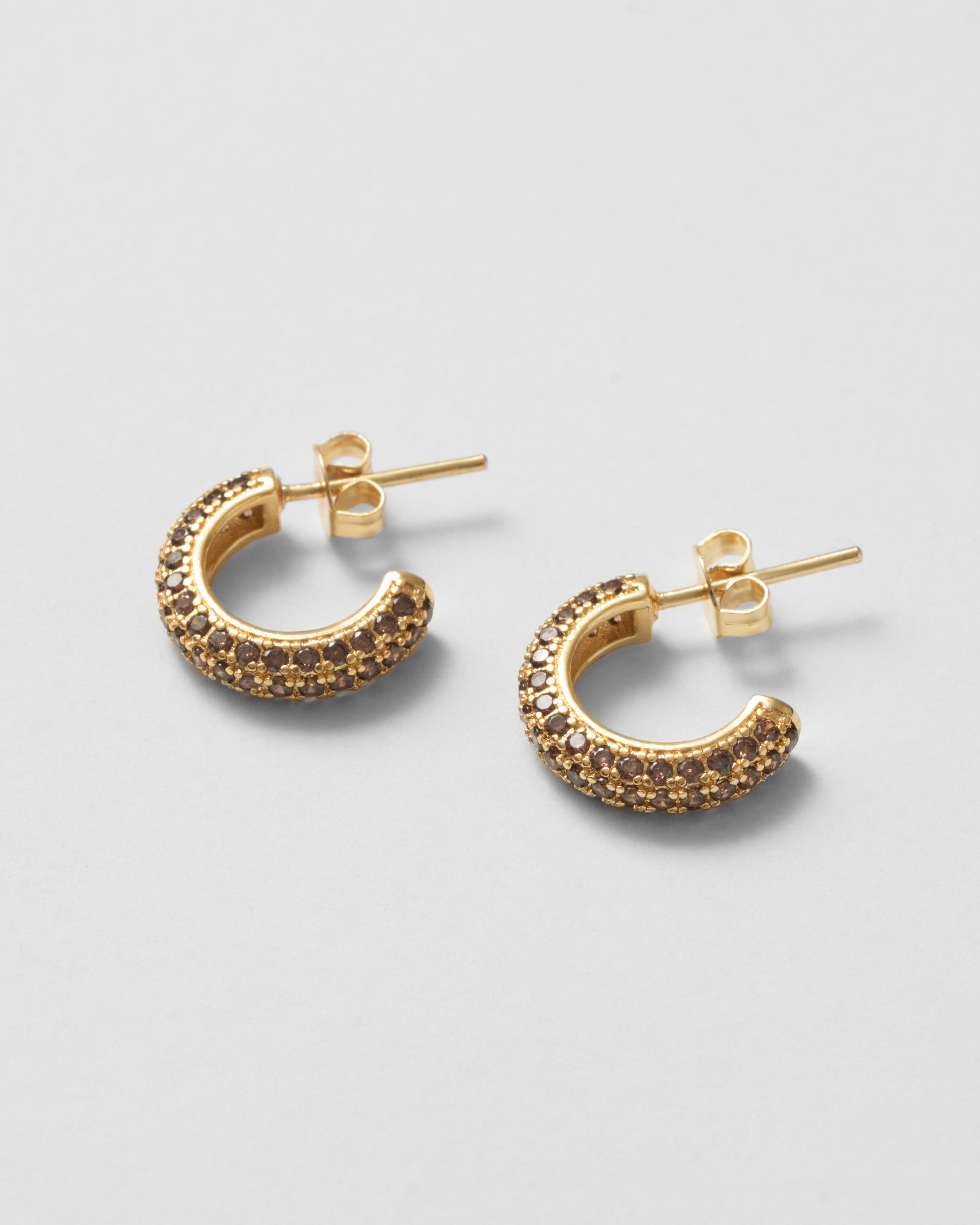 Guldpläterade hoops med varma bruna zirkoner, tidlös glans från Studio W