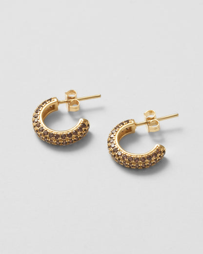 Guldpläterade hoops med varma bruna zirkoner, tidlös glans från Studio W