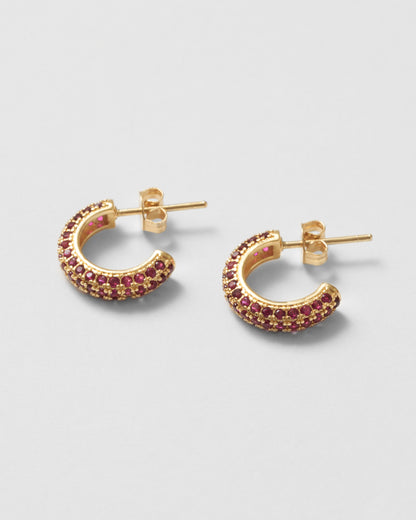 Små guld hoops med röda kubiska zirkoner, glittrande detalj till vardag och fest