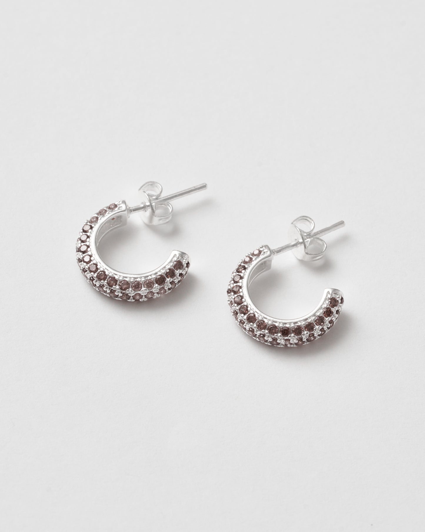 Silver hoops med bruna kubiska zirkoner, varm kontrast mot kall metall