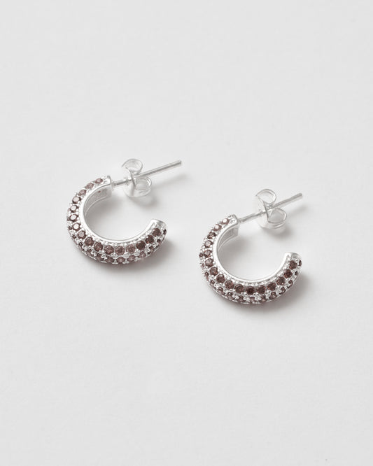 Silver hoops med bruna kubiska zirkoner, varm kontrast mot kall metall