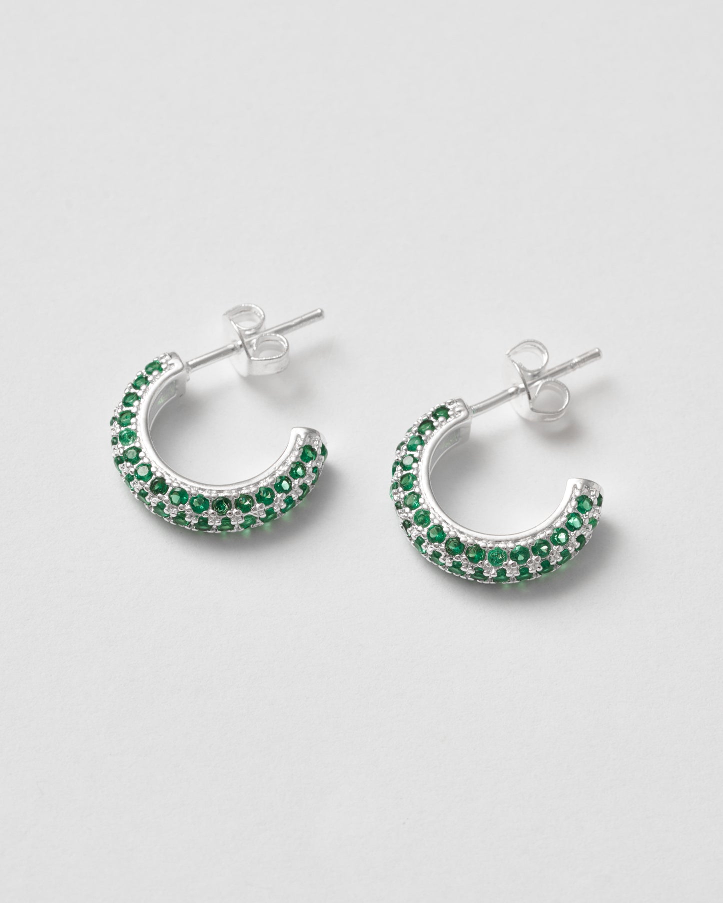 Sterling silver hoops med gröna zirkonstenar – modern klassiker