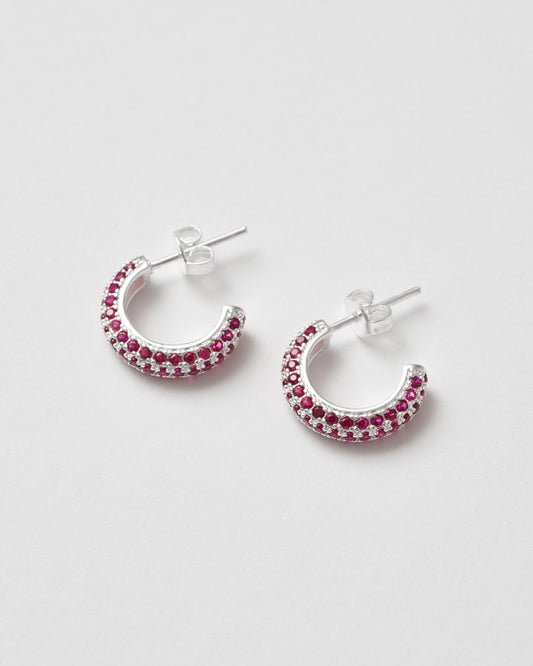 Små silver hoops med röda stenar, diskret men färgstark accent – Studio W