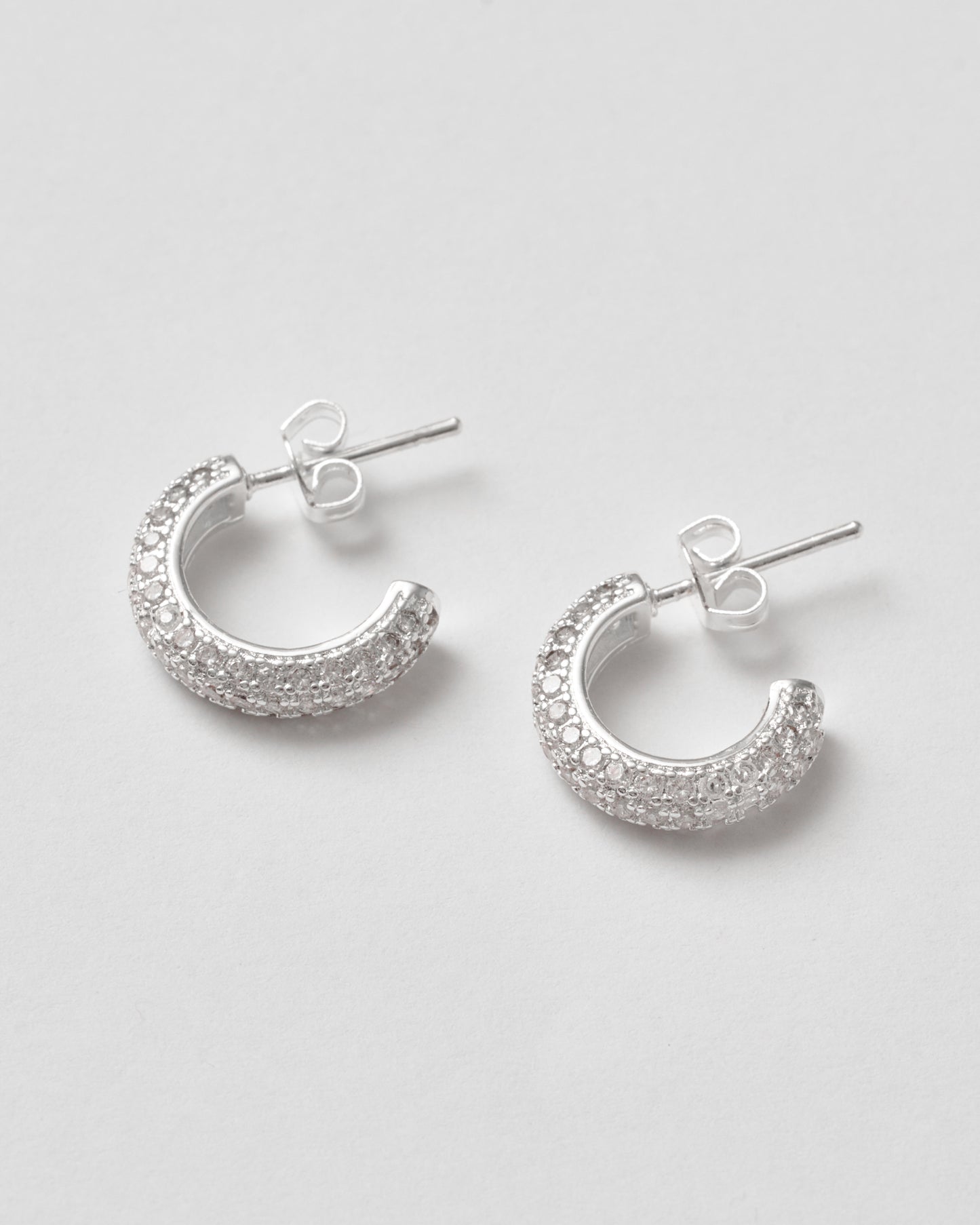 Silver hoops med vita kubiska zirkoner – små eleganta örhängen från Studio W