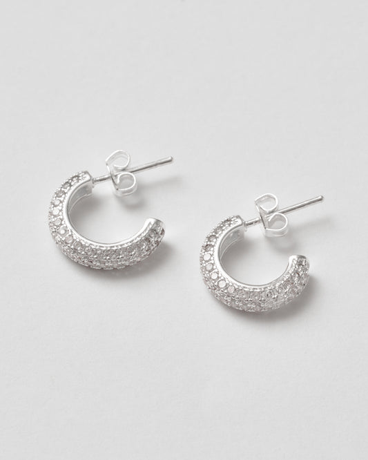 Silver hoops med vita kubiska zirkoner – små eleganta örhängen från Studio W
